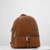 MICHAEL Michael Kors Rhea Zip Backpack Small - Rugzak - Luggage 2 MICHAEL Michael Kors Rhea Zip Backpack Small - Rugzak - Luggage -MICHAEL Michael Kors f78c49d9325f4b5c84659d899fcec6e7