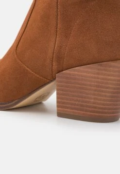 MICHAEL Michael Kors Harlow - Overknee Laarzen - Luggage 15 MICHAEL Michael Kors Harlow - Overknee Laarzen - Luggage -MICHAEL Michael Kors f7a007da90ed4890a3671c4ab5e37fe7