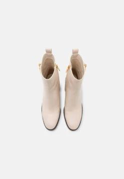 MICHAEL Michael Kors Regan- Korte Laarzen - Light Cream 13 MICHAEL Michael Kors Regan- Korte Laarzen - Light Cream -MICHAEL Michael Kors fb6fb0a2d676452d8fc28896812088de