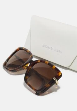 Michael Kors Castellina - Zonnebril - Brown 10 Michael Kors Castellina - Zonnebril - Brown -MICHAEL Michael Kors ff272f392aba429dbe2d03f31a920625